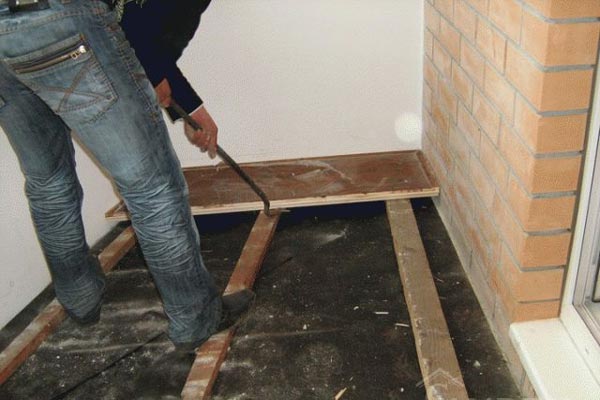 Демонтаж старого напольного покрытия Демонтаж старого напольного покрытия