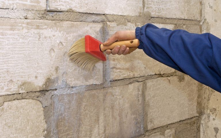 Нанесение грунта на стену