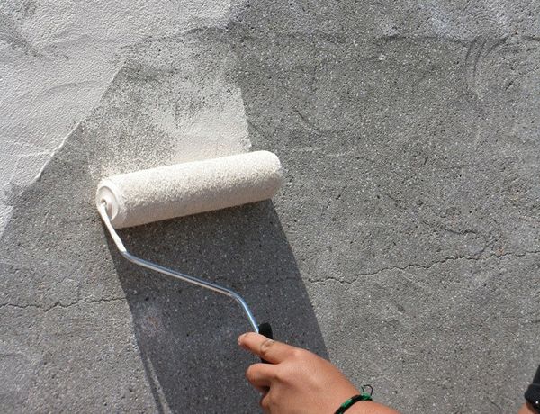 Отделка штукатурки Прежде чем приступать к отделке оштукатуренной стены, должно пройти от одной недели до месяца