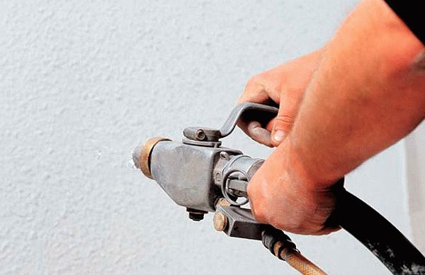 Нанесение компрессором Нанесение декоративной штукатурки компрессором