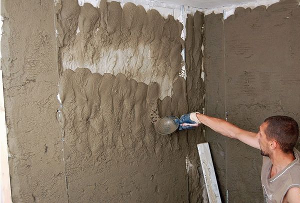 Набрасывание штукатурки на стену Набрасывание штукатурки на стену
