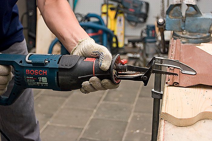 Раскрой ПВХ сайдинга сабельной пилой