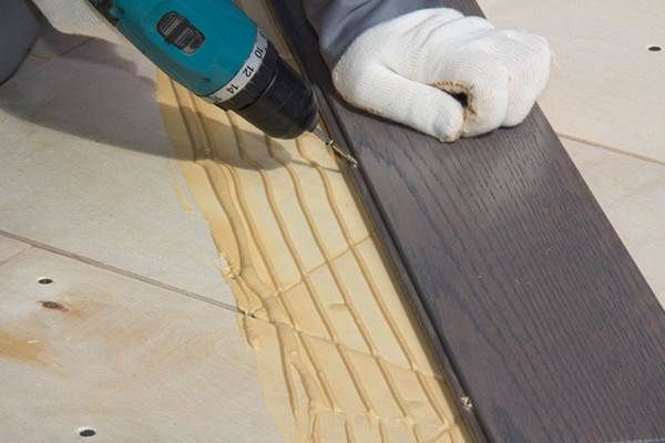 Жесткий монтаж доски на основу Только при жестком монтаже покрытия на основу существует возможность полноценной реставрации