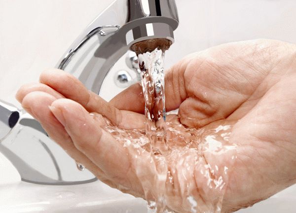 Избавление от запаха краски с помощью воды Вода как магнит притягивает молекулы растворителя, благодаря чему поглощает запах эмали