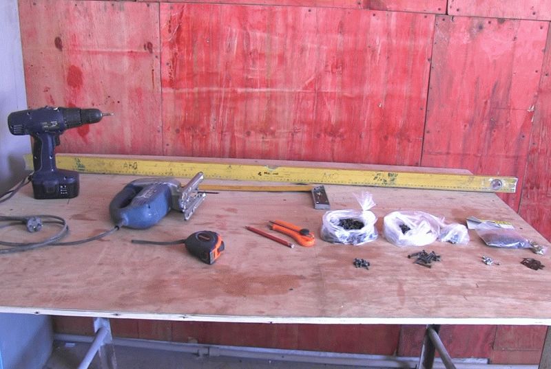 Инструменты и материалы Инструменты и материалы, необходимые для создания обрешетки под ПВХ панели