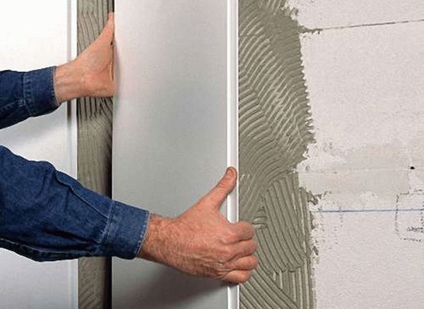 Монтаж пластиковых панелей на клей Бескаркасный способ крепления пластиковых панелей на стену