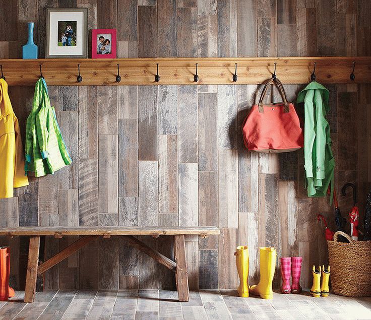 Ламинат на стене в прихожей Укладка ламината в определенном направлении поможет визуально скорректировать размеры прихожей