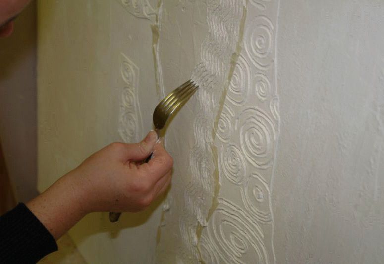 Создание рисунка вилкой Создать рельефный рисунок на декоративной штукатурке можно с помощью обычной столовой вилки