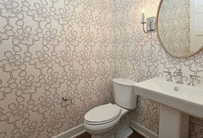 Бежевые обои в туалете Размер туалетной комнаты играет важную роль в выборе цвета и рисунка обоев