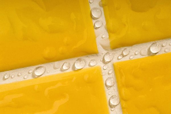 Скатывание воды на поверхности затирки Эпоксидная затирка обладает повышенной влагостойкостью
