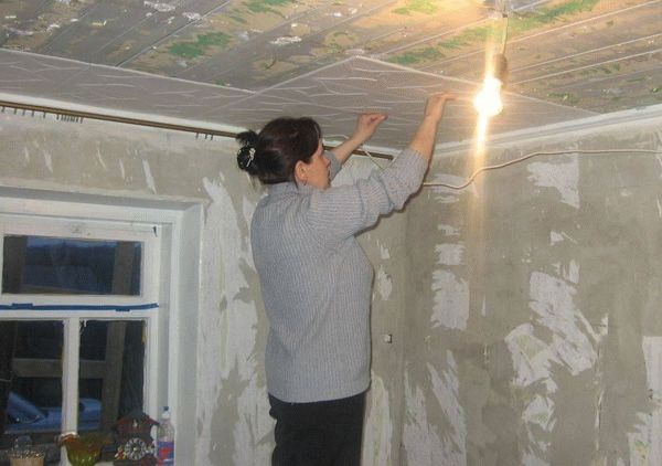 Поклейка плитки Поклейка плитки из пенопласта на потолок