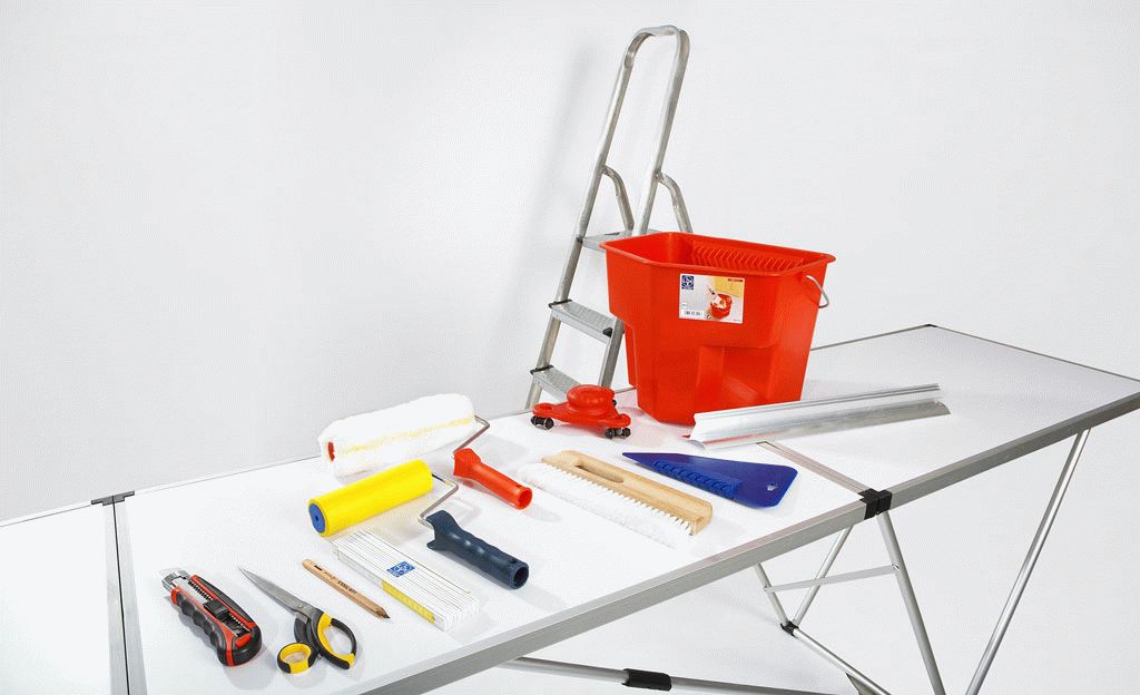 Инструментя для поклейки обоев Предметы, которые пригодятся в процессе оклейки стен обоями