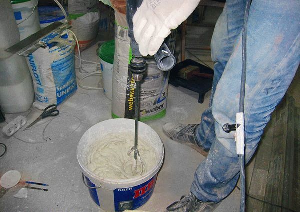 Замешивание смеси Самостоятельное приготовление декоративной смеси из гипсовой штукатурки, клея ПВА и воды