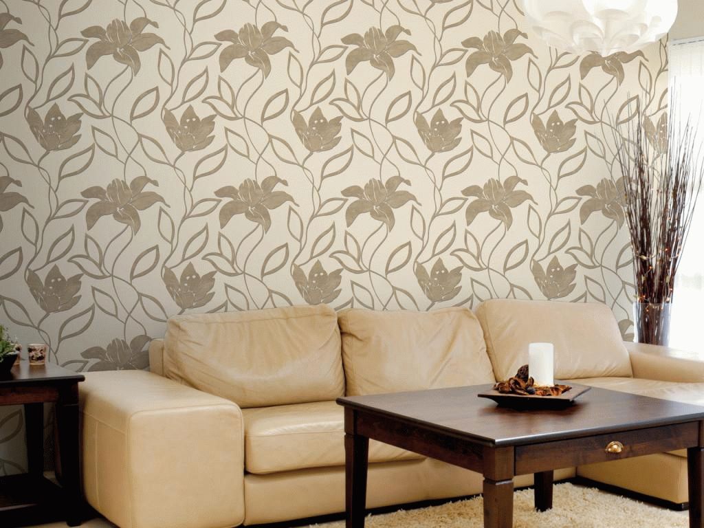 Флизелиновые обои в гостиной Флизелиновые обои не только отлично смотрятся в гостиной, но и позволяют стенам "дышать"