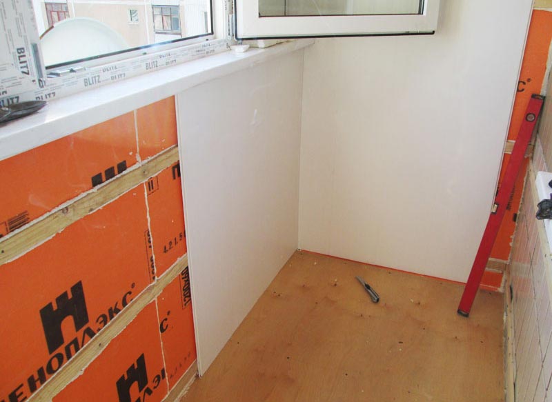 Монтаж сэндвич-панелей Отделка балкона сэндвич-панелями требует возведения каркаса