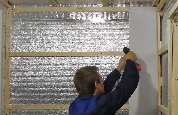 Установка первой панели Установка первой панели начинается с внутреннего угла