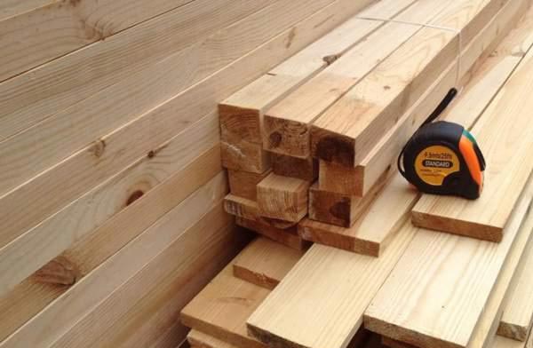 Разметка деревянного бруса Перед созданием обрешетки необходимо позаботиться о правильной разметке и обрезке деревянного бруса