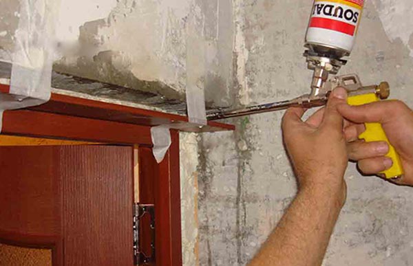 Заполнение пустот пеной Монтажная пена имеет свойство расширяться, поэтому, заполняя пустоты, важно не перестараться с количеством материала