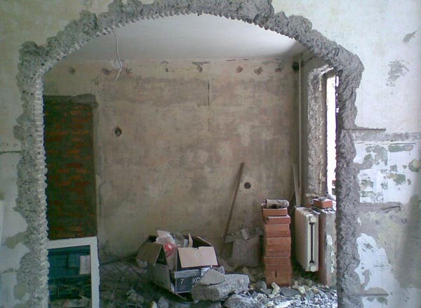 Вырезанная в стене арка Вырезание арки методом долбежки