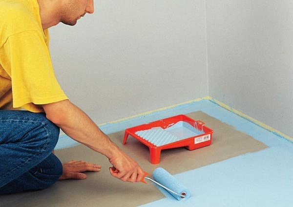 Покраска пола на балконе Покраска пола на балконе осуществляется в два слоя