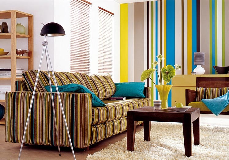 Окрашивание стен в полоску Окрашивание стен в полоску позволяет создать уникальный и весьма необычный дизайн