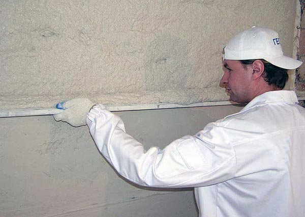 Выравнивание штукатурки Нанесенный машинным способом штукатурный раствор выравнивается с помощью правила