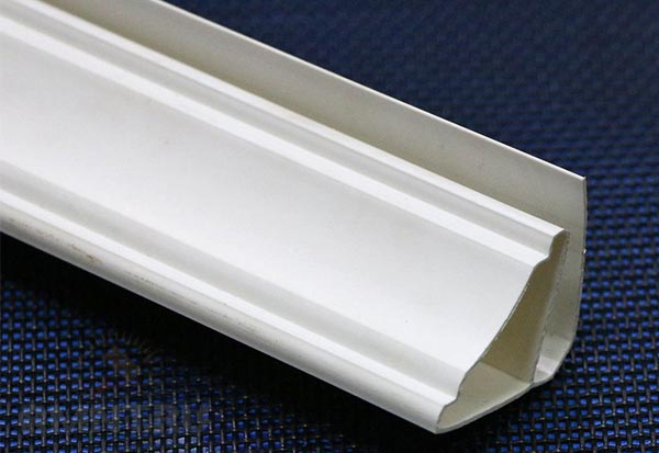 Плинтус из ПВХ Зачастую плинтус из ПВХ имеет специальный паз и применяется вместе с пластиковыми панелями