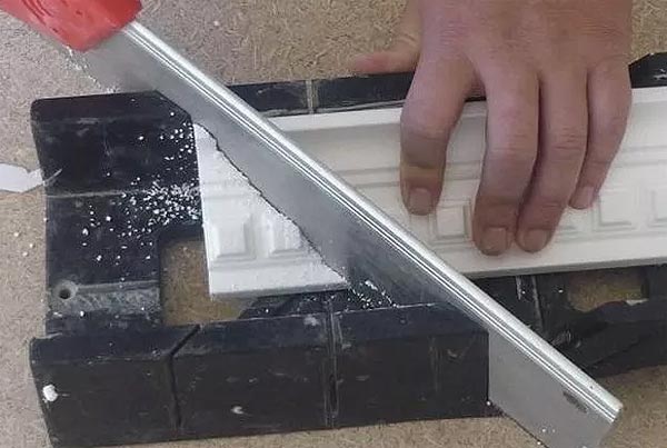 Обрезка галтели с помощью стусла Обрезка галтели с помощью стусла