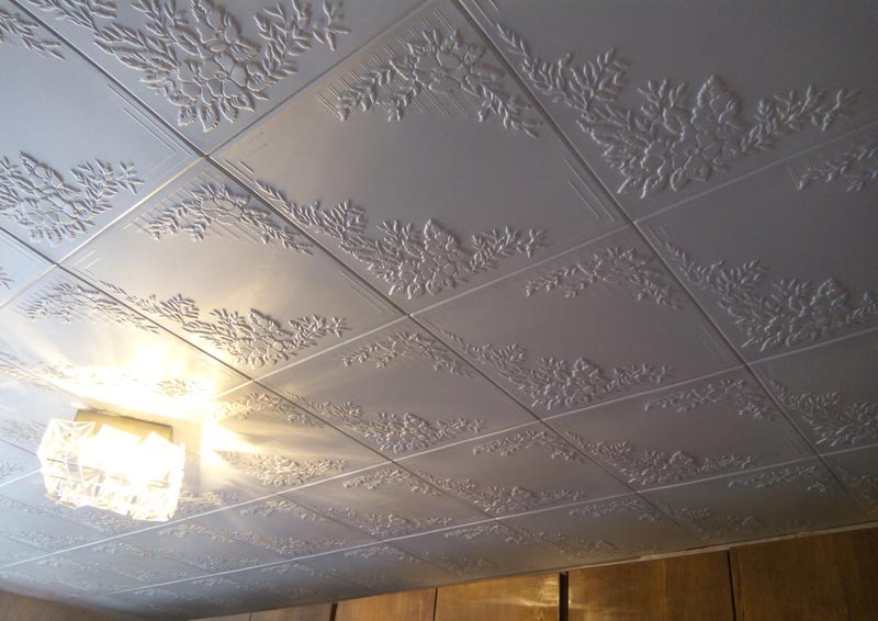 Плитка из пенополистирола на потолке Плитка из пенополистирола на потолке