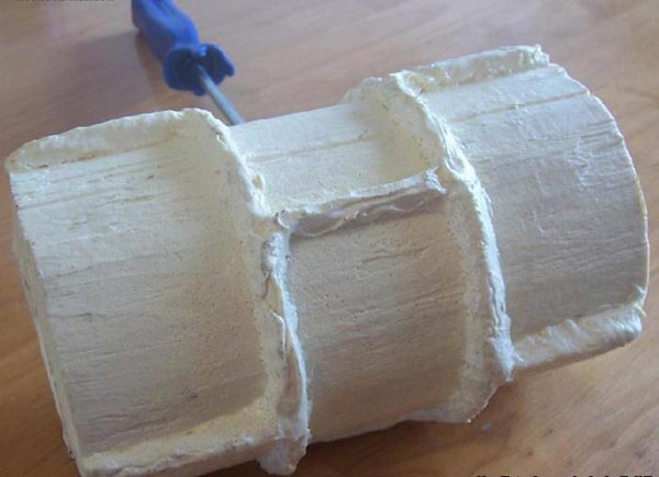 Самодельный валик для декоративной отделки С помощью герметика на поверхности старого инструмента можно создать выпуклый рисунок, благодаря которому создается рельеф на стене