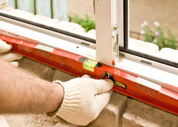 Проверка ровности установки окна Проблемы, связанные с установкой окон, важно выявить и исправить до начала отделочных работ