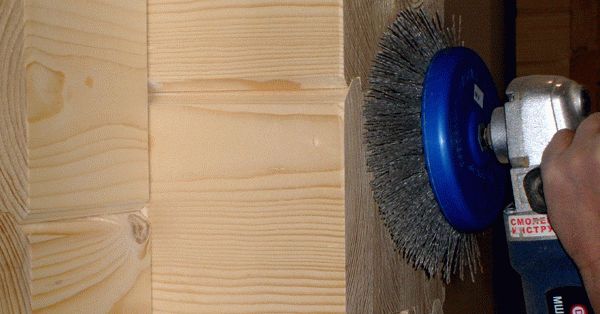 Чтобы стены были ровные, нужно отшлифовать дерево перед покраской
