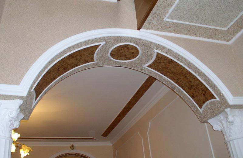 Отделка арки декоративной штукатуркой Отделка арки декоративной штукатуркой позволяет получить эффект натурального камня