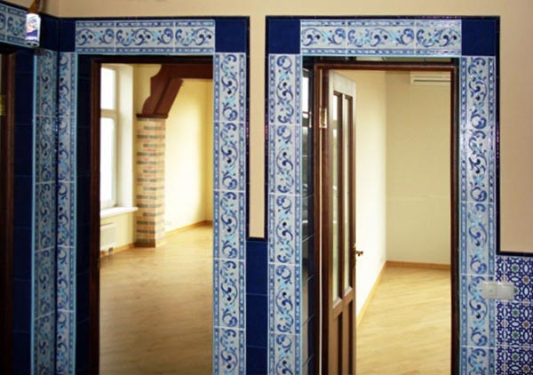 Отделка откосов плиткой Оригинальное оформление дверного проема с дверью