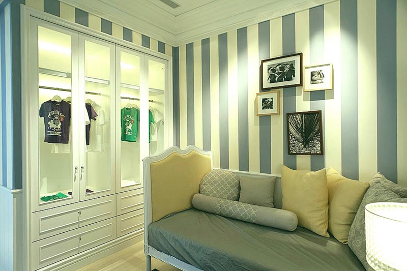 Окрашивание в полоску Вертикальные полосы помогут визуально увеличить высоту комнаты