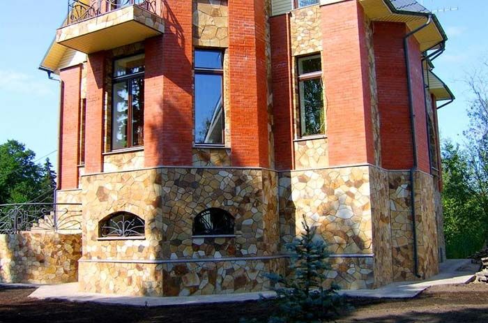 Частичная отделка природным камнем