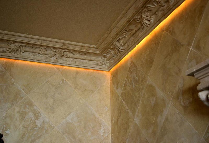 Полиуретановый плинтус в ванной Полиуретановый плинтус не боится высокой влажности, поэтому часто используется в санузлах и ванных комнатах