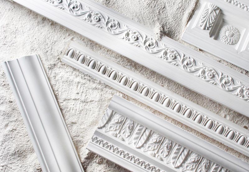 Гипсовый плинтус Гипсовый плинтус отличается высокой стоимостью и сложностью монтажа, но является незаменимым атрибутом классических интерьеров