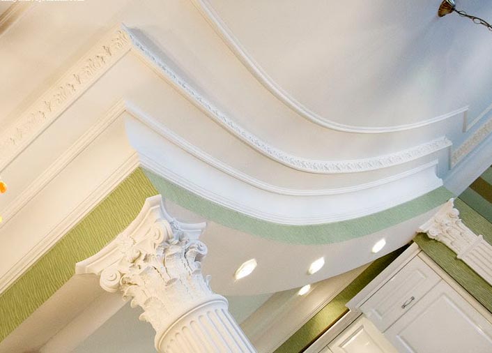 Отделка поверхностей разной кривизны При отделке поверхностей разной кривизны лучше сочетать дорогой гибкий плинтус с более дешевой прямой разновидностью