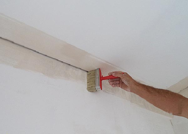 Обработка грунтовкой Обработка грунтовкой участков, к которым будет крепиться галтель