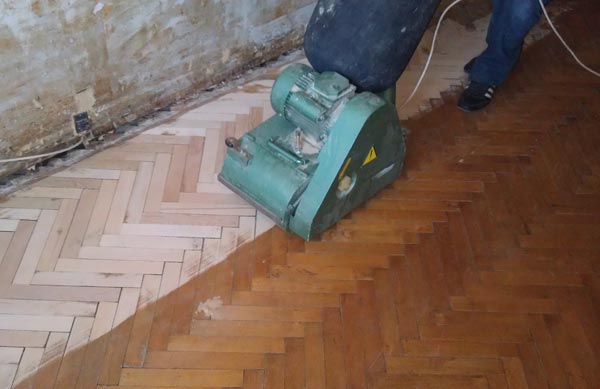 Процесс шлифования пола Процесс шлифования производится участками, при этом новая полоса должна идти внахлест предыдущей