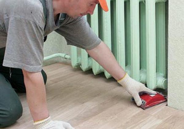 Шлифовка труднодоступных участков Шлифовка труднодоступных участков чаще всего производится ручным методом