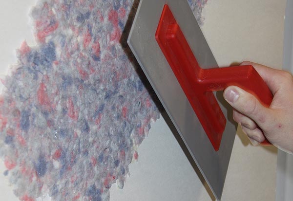 Нанесение жидких обоев Благодаря простому и легкому нанесению материала, все работы можно выполнить самостоятельно, не привлекая специалистов