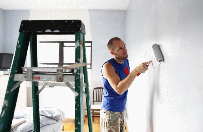 Грунтовка стены Перед поклейкой обоев на краску, поверхность нужно тщательно прогрунтовать, не менее 2-х раз