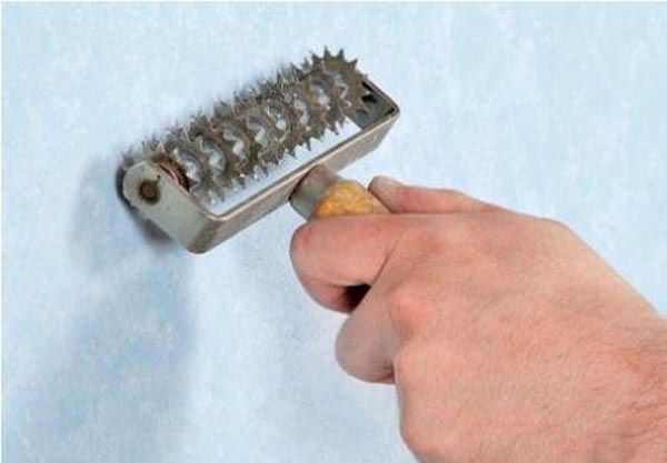 Тигр для снятия обоев Чтобы промочить водостойкие бумажные обои, их следует процарапать игольчатым валиком