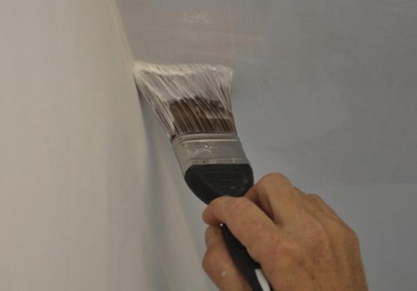Окрашивание труднодоступных участков Окрашивание труднодоступных участков производится с помощью кисти
