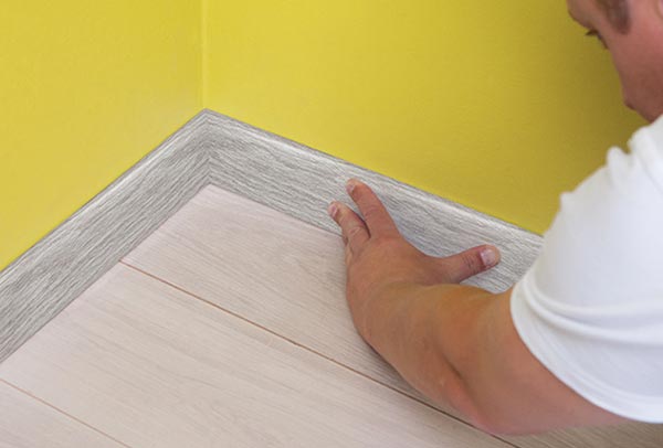 Крепление плинтуса на клей Решая произвести крепление плинтуса с помощью клея, важно учитывать недостатки такого метода