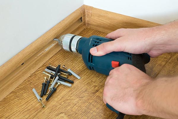 Монтаж плинтуса на саморезы Установка напольного плинтуса с помощью дюбелей и саморезов