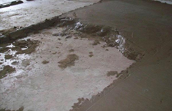 Цементная стяжка Цементные стяжки отличаются простотой укладки и долгим сроком службы