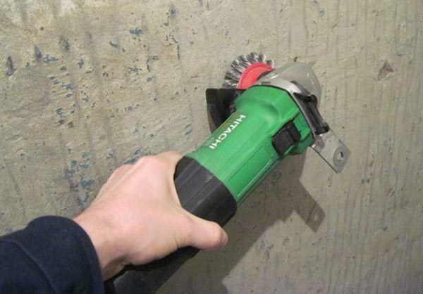 Снятие обоев с помощью шлифовальной машинки Если старые рулонные изделия не удаляются с помощью воды или других растворителей, применяется шлифовальная машинка с щеткой